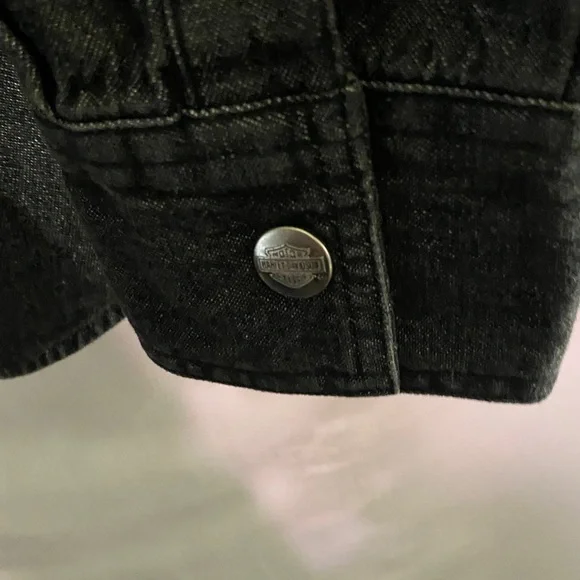 Harley-Davidson size M Charcoal Denim Snap front Shirt. HD skull design on back - Picture 8 of 12